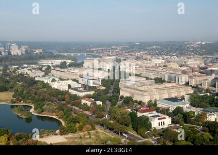 Regierungsgebäude in Washington DC, USA. Die Gebäude stehen in der Nähe des Flusses Potomac und der Gärten der Verfassung. Stockfoto