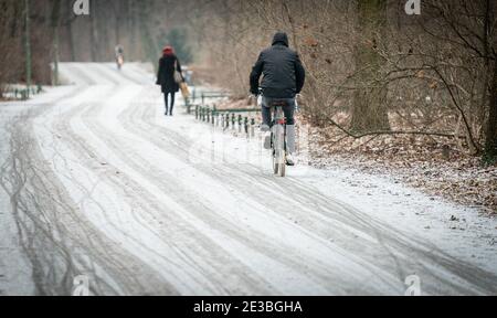 Berlin, Deutschland. Januar 2021. Passanten wandern und fahren durch den verschneiten Tiergarten. Quelle: Kay Nietfeld/dpa/Alamy Live News Stockfoto