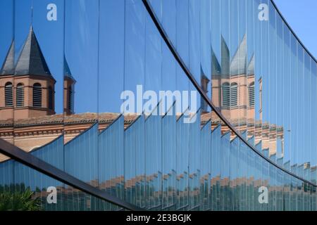 Abstraktes verzerrtes Bild des Naturhistorischen Museums mit Ziegelstein Turm reflektiert in Spiegelglas Moderne Exteension Toulouse Frankreich Stockfoto