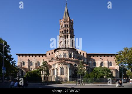 Apsis & Ostfassade der romanischen Basilika aus rotem Ziegelstein Von Saint Sernin oder Church & Belfry oder Glockenturm Toulouse Haute-Garonne Frankreich Stockfoto