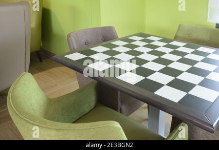 Moderner Schachtisch oder Schachbretttisch Stockfoto