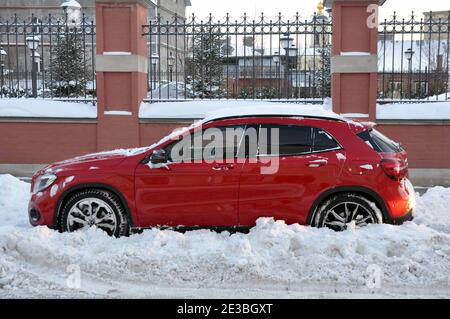 MOSKAU, RUSSLAND - 17. JANUAR 2021: Mercedes-Benz Auto in einer Schneeverwehung am Straßenrand der Dorga unter einer Schneeschicht. Winter in der Stadt Stockfoto