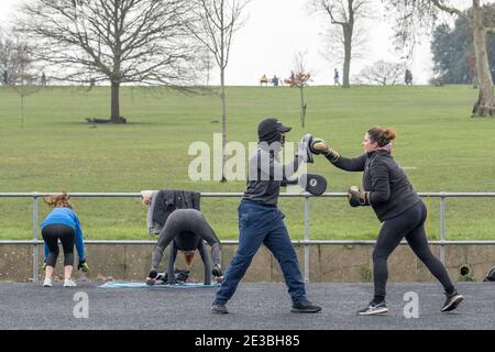 Ein Mann und eine Frau, die am 15. Januar 2021 im Brockwell Park in South London, England, Boxen und fit halten. Foto von Sam Mellish Stockfoto