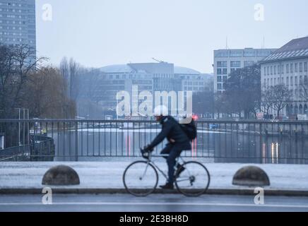 Berlin, Deutschland. Januar 2021. Ein Radfahrer überquert am Morgen die Jannowitzbrücke. Bundes- und Landesregierungen werden am 19. Januar 2021 über strengere Corona-Maßnahmen diskutieren. Quelle: Kira Hofmann/dpa-Zentralbild/dpa/Alamy Live News Stockfoto