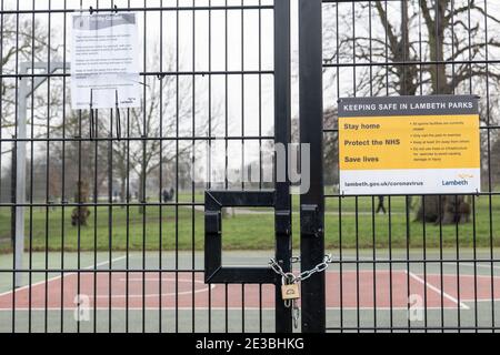 Die Tore des Basketballplatzes wurden am 15. Januar 2021 aufgrund der Covid-19-Beschränkungen in South London im Vereinigten Königreich geschlossen und verschlossen. Stockfoto