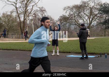 Fit bleiben am 15. Januar 2021 im Brockwell Park in South London im Vereinigten Königreich. Foto von Sam Mellish Stockfoto