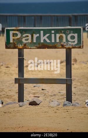 Schuss von rostigen und verwitterten Parkplatz Schild. Stockfoto
