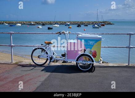 Eis Verkäufer Fahrrad auf der Promenade in Rhos-on-Sea, Noth Wales Stockfoto