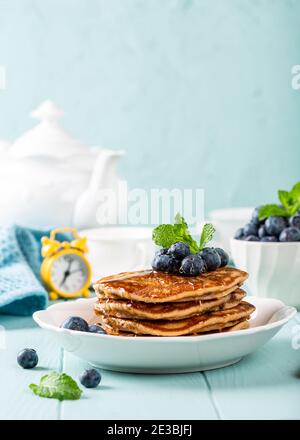 Leckere Pfannkuchen mit Schokolade Tropfen Stockfoto