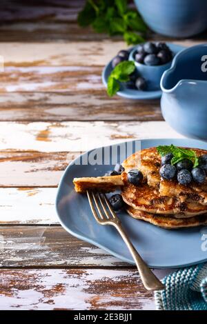 Leckere Pfannkuchen mit Schokolade Tropfen Stockfoto