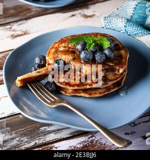 Leckere Pfannkuchen mit Schokolade Tropfen Stockfoto