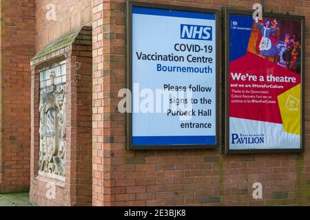 Bournemouth, Dorset, Großbritannien. Januar 2021. Das Impfzentrum NHS Covid-19 wird im BIC (Bournemouth International Centre) in Bournemouth eröffnet, einem von zehn Zentren des Landes, da das Impfprogramm im ganzen Land expandiert. Von außen sieht alles ruhig aus und es gibt kaum Anzeichen für Aktivitäten oder Leute, die hier hinkommen. Quelle: Carolyn Jenkins/Alamy Live News Stockfoto