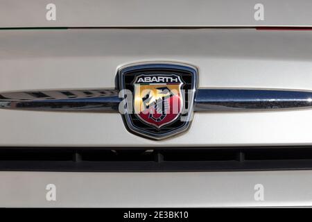 Echtes Fiat 500-Abarth-Logo auf einer weißen Karosserie Stockfoto