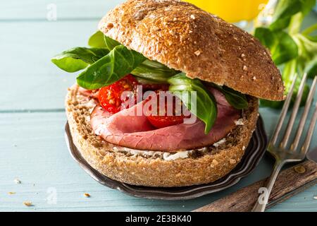 Sandwiche mit Rindfleisch und frische Tomaten Stockfoto