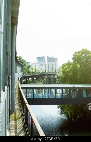 BERLIN, DEUTSCHLAND - 19. August 2020: , Deutschland 19. AUGUST 2019. Die U-Bahnstation Mockernbrücke in Kreuzberg Berlin mit der Spree. Stockfoto