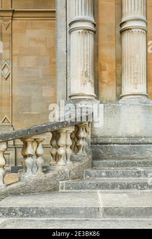 Altes Herrenhaus außen mit Steintreppen, Geländer und Säulen, Großbritannien Stockfoto