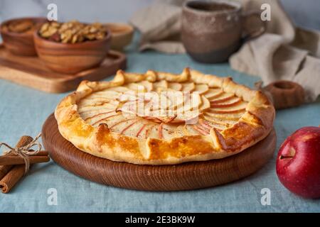 Apfelkuchen, Galette mit Früchten, süßes Gebäck auf blauer Tischdecke, süße Crostata Stockfoto