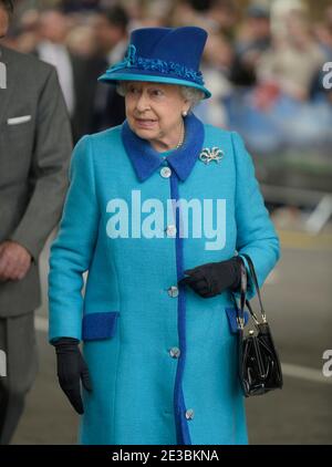 HRH Queen eröffnet offiziell die neue Borders Railway. ABGEBILDET am Bahnhof Waverley, Edinburgh Ihre Majestät die Königin Stockfoto