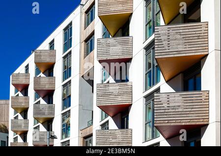 Moderne neue Reihenhäuser und Wohnungen mit Balkonen in England, Stock Foto Stockfoto