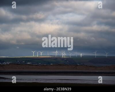 Blick von Northam Burrows auf den Windpark Fullabrook, North Devon, England an einem stürmischen Tag. Stockfoto