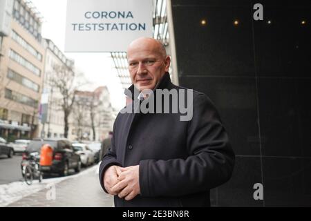 Berlin, Deutschland. Januar 2021. Kai Wegner, Landeschef der CDU Berlin, steht vor dem Testcenter bei einem Besuch im neuen Corona Schnelltestzentrum im Hotel Bristol Berlin in der Fasanenstraße. Quelle: Jörg Carstensen/dpa/Alamy Live News Stockfoto