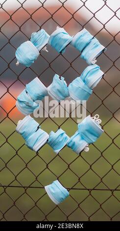 Hannover, Deutschland. Januar 2021. Unbekannte verwendeten Masken, um ein Fragezeichen auf einen Zaun auf einem Kinderspielplatz zu schreiben. Kredit: Julian Stratenschulte/dpa/Alamy Live Nachrichten Stockfoto