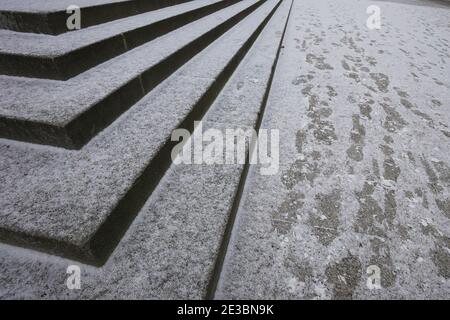 Berlin, Deutschland. Januar 2021. Auf den Stufen zur Gedächtniskirche ist eine dünne Schneeschicht zu sehen. Quelle: Jörg Carstensen/dpa/Alamy Live News Stockfoto