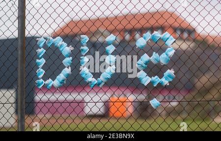 Hannover, Deutschland. Januar 2021. Unbekannte verwendeten Masken, um die Worte zu schreiben: "Träumen Sie?" Auf einem Zaun an einem Kinderspielplatz, von dem die "Sie?" Auf dem Foto zu sehen. Kredit: Julian Stratenschulte/dpa/Alamy Live Nachrichten Stockfoto