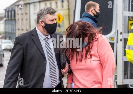 Bandon, West Cork, Irland. Januar 2021. Die beiden Personen, die gestern wegen eines verschärften Einbruchs in Skibbereen angeklagt waren, erschienen heute Morgen vor dem Bezirksgericht Bandon. Paul Teal und Nicole Robinson wurden von Richter Colin Roberts zur Anzeige am 26. Januar vor dem Bezirksgericht Skibbereen verurteilt. Quelle: AG News/Alamy Live News Stockfoto