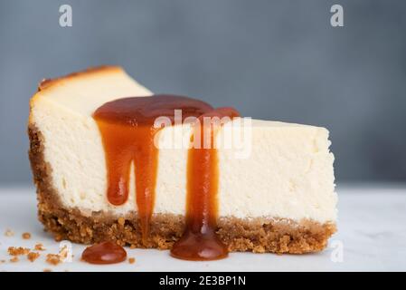 Käsekuchen mit gesalzener Karamellsauce, Nahaufnahme Stockfoto
