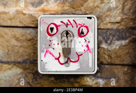 Kreative Schnauze auf Schlüsselloch gezeichnet. Das Schloss ist mit Straßenvandalismus bemalt. Farbe gezeichnet lächelnd positive Emoticon Stockfoto