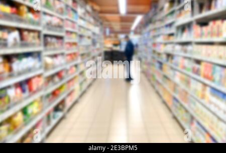 Abstrakte Unschärfe im Supermarkt. Lebensmitteleinkaufkonzept. Stockfoto