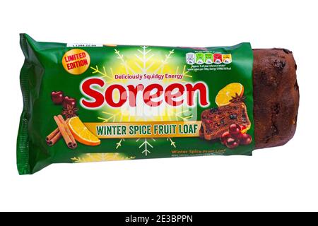 Soreen Winter Spice Fruit Loaf limitierte Auflage köstlich squidgy Energie Wird geöffnet, um Inhalte auf weißem Hintergrund anzuzeigen Stockfoto