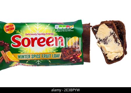 Soreen Winter Spice Fruit Loaf limitierte Auflage köstlich squidgy Energie Wird geöffnet, um Inhalte mit geschnittenen und gebutterten Scheiben anzuzeigen Auf weißem Hintergrund Stockfoto