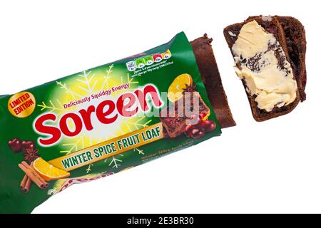 Soreen Winter Spice Fruit Loaf limitierte Auflage köstlich squidgy Energie Wird geöffnet, um Inhalte mit geschnittenen und gebutterten Scheiben anzuzeigen Auf weißem Hintergrund Stockfoto