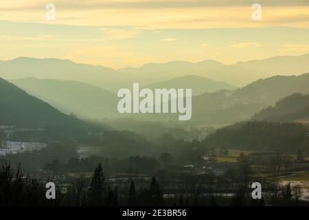 Ripoll (Ter Flusstal) bei Sonnenuntergang (Blick von Sant Joan de les Abadesses), El Ripollès, Girona, Katalonien, Spanien, Südeuropa Stockfoto
