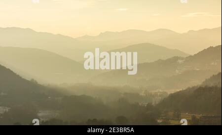 Ripoll (Ter Flusstal) bei Sonnenuntergang (Blick von Sant Joan de les Abadesses), El Ripollès, Girona, Katalonien, Spanien, Südeuropa Stockfoto