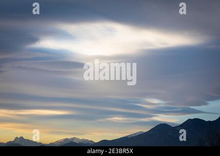 Hohe Wolke mit Pedraforca und Rasos de Peguera (unten links) bei Sonnenuntergang. El Berguedà, Barcelona, Katalonien, Spanien, Europa Stockfoto