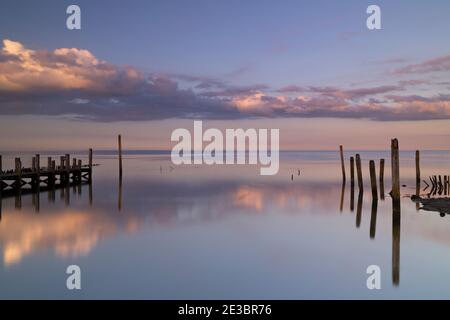 Bei Sonnenuntergang ein Blick auf das Wattenmeer vom kleinen Hafen von Sil mit langer Belichtung, Texel, Niederlande Stockfoto