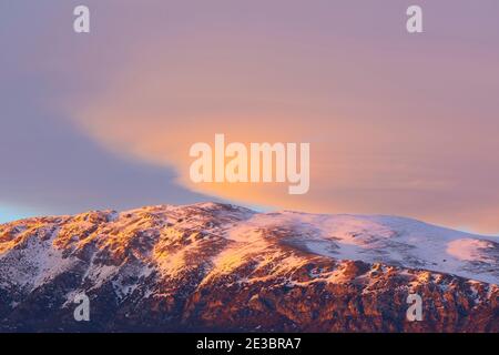 Puig Estela (Berg) bei Sonnenuntergang. Serra Cavallera, El Ripollès, Girona, Katalonien, Spanien, Europa Stockfoto