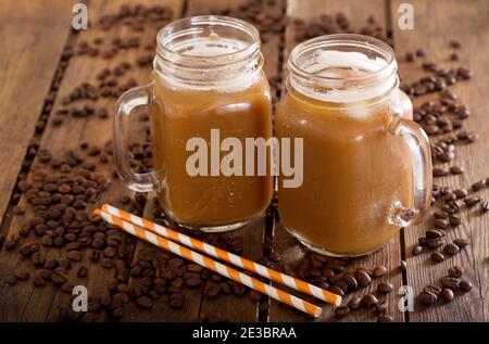 eiskaffee in Gläsern auf Holztisch Stockfoto