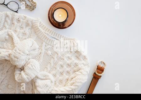 Feminine Mode-Flatlay mit Strickpullover Stockfoto