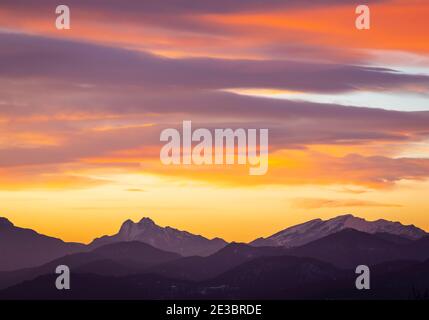 Pedraforca (Mitte) und Rasos de Peguera (rechts) bei Sonnenuntergang. El Berguedà, Barcelona, Katalonien, Spanien, Europa Stockfoto
