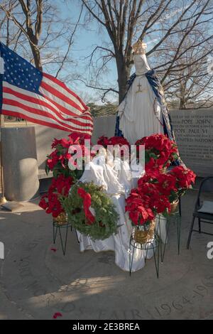 Altar, auf dem Gläubige Katholiken im Vatikan-Pavillon im Flushing Meadows Corona Park beten, wo Maria und Jesus Veronica Lueken erschienen. Stockfoto