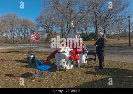 Altar, auf dem Gläubige Katholiken im Vatikan-Pavillon im Flushing Meadows Corona Park beten, wo Maria und Jesus Veronica Lueken erschienen. Stockfoto