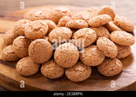 Traditionelle italienische Biscotti Kekse auf Holzbrett Stockfoto