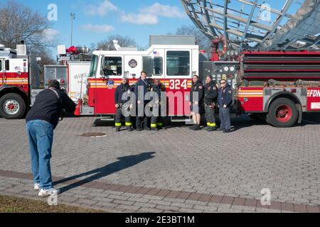 6 Feuerwehrleute der Engine Company 324 lassen sich vor einem neuen Feuerwehrauto fotografieren. Im Flushing Meadows Corona Park in Queens, New York City. Stockfoto