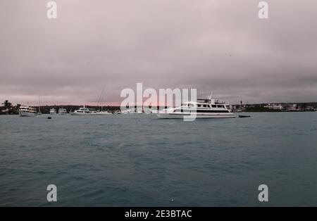 Sonnenuntergang in einer Bucht der Galapagos Inseln Stockfoto