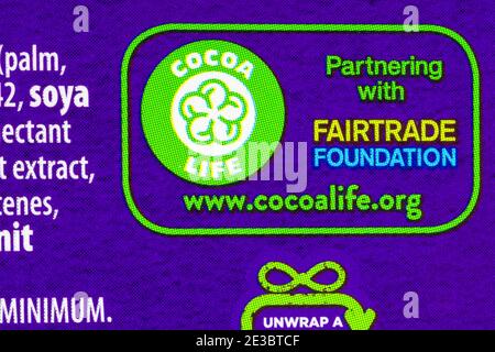 Cocoa Life Partnerschaft mit der Fairtrade Foundation - Details auf Karton Von Cadbury Heroes Schokolade Stockfoto