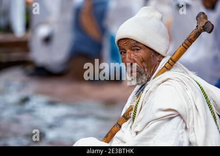 Tief religiöse Pilger beten in Rock-hewn Kirche, Felsenkirche, UNESCO-Weltkulturerbe, Lalibela, Äthiopien, Afrika Stockfoto